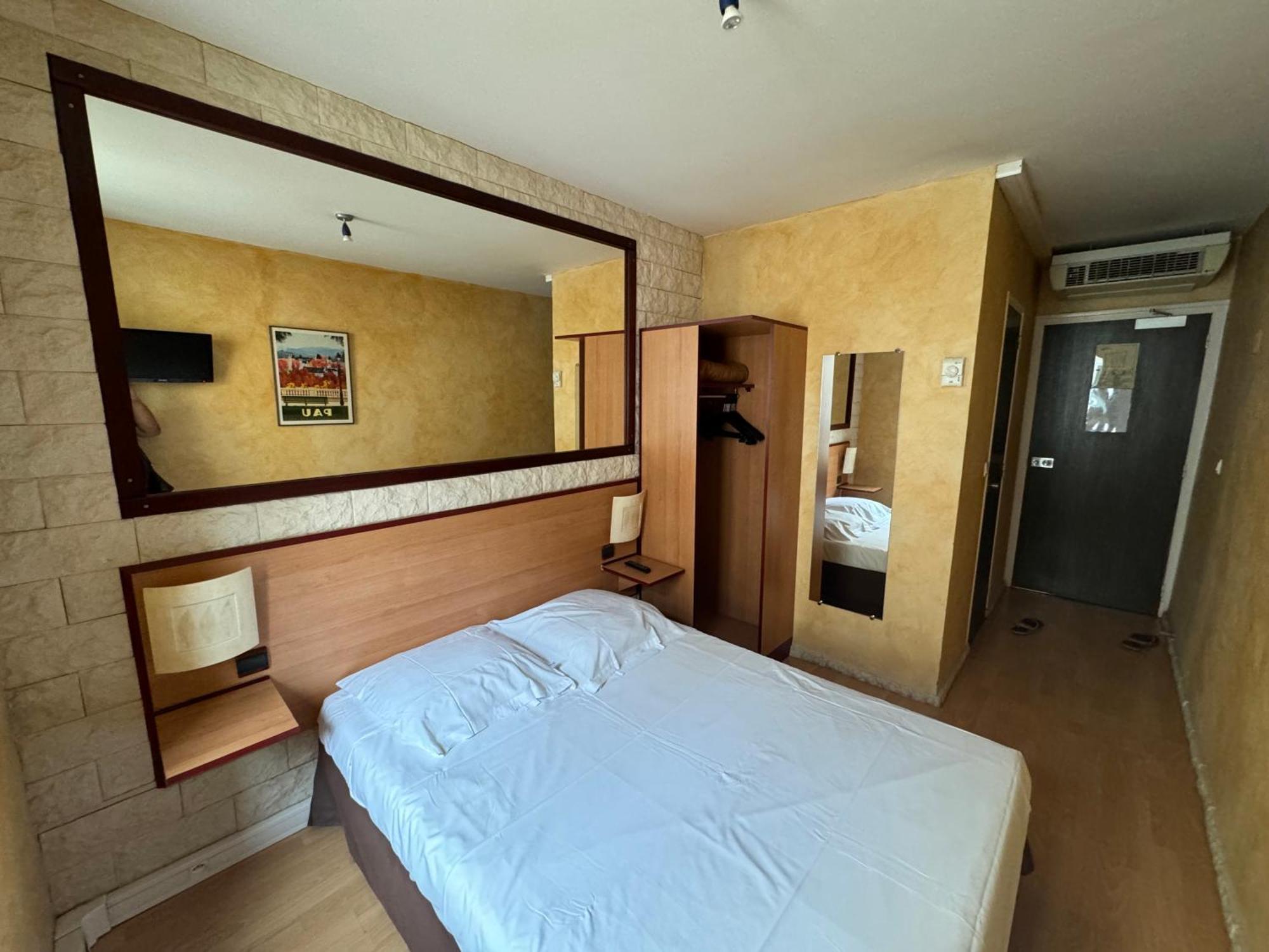 Hotel Bosquet Pau Centre - Self Check In Budget Hotel Exterior foto