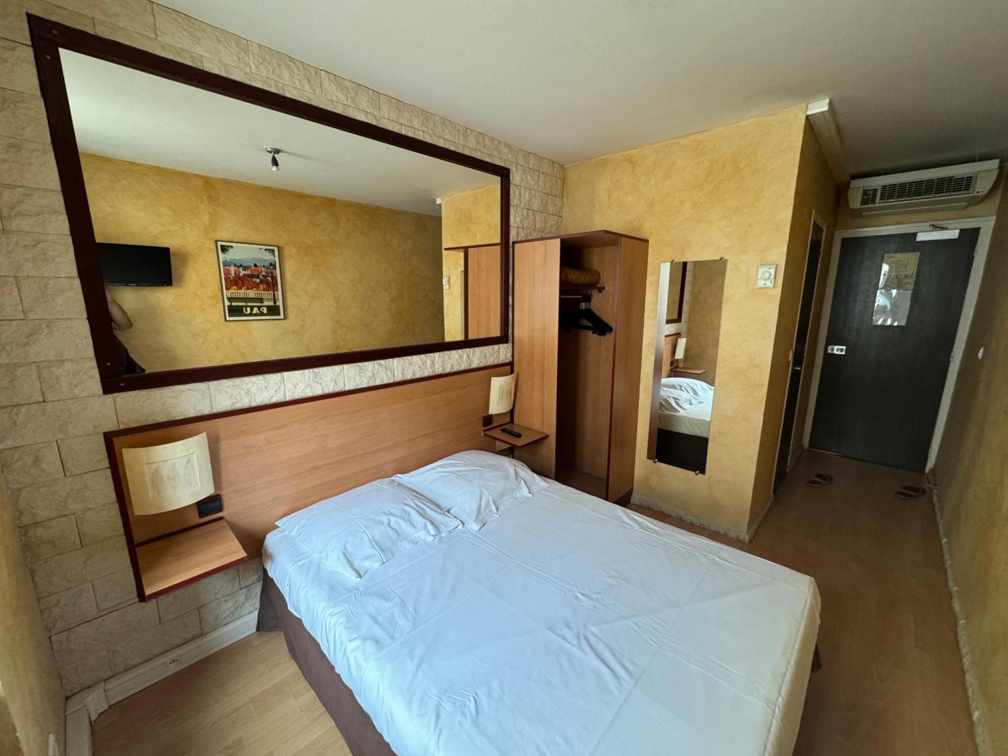 Hotel Bosquet Pau Centre - Self Check In Budget Hotel Exterior foto